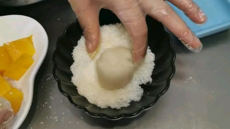 芒果糯米糍,放在椰蓉里滚一圈,均匀的粘上一层椰蓉