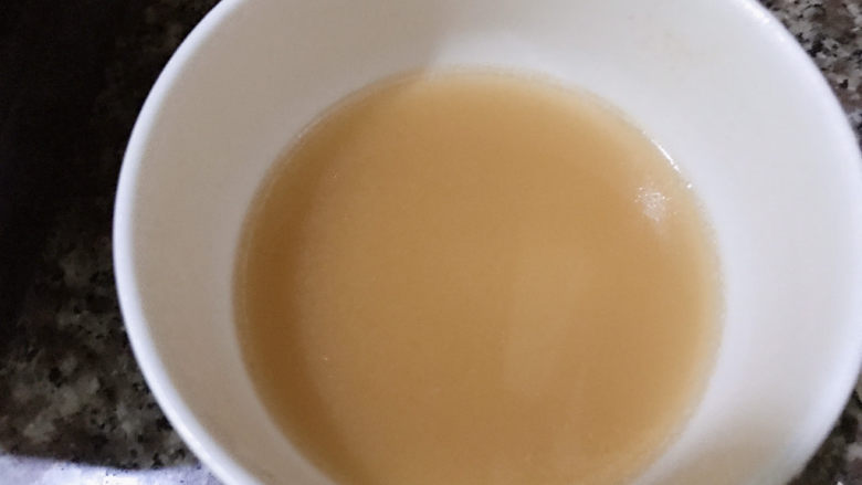 家常炒肉片,碗中加入适量水,生抽,生粉调成芡汁