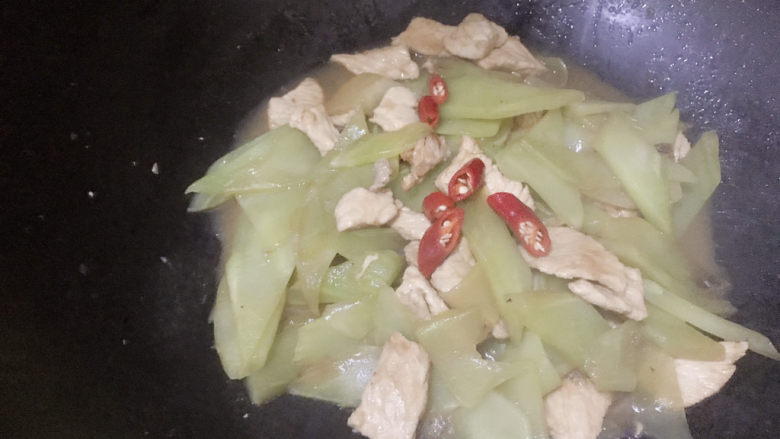 家常炒肉片,加入小米椒,大火收汁