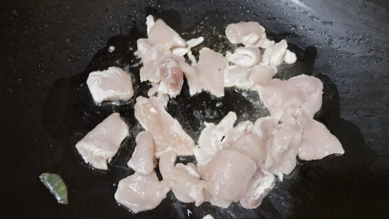 家常炒肉片,再下适量油,倒入瘦肉
