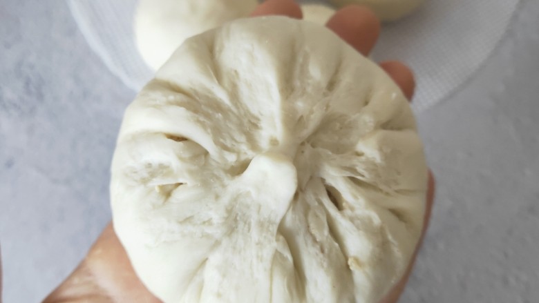 洋葱肉包,收口包好,然后在继续发酵至两倍大,放锅里蒸20分钟