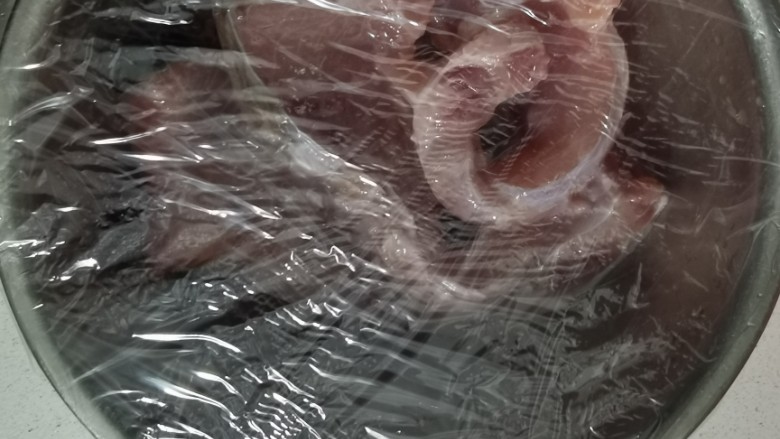 糖醋草鱼,包上保鲜膜,放入冰箱冷藏入味。