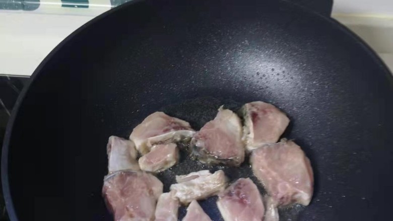 糖醋草鱼,锅中倒入足量的油,油热后倒入鱼块开始炸。