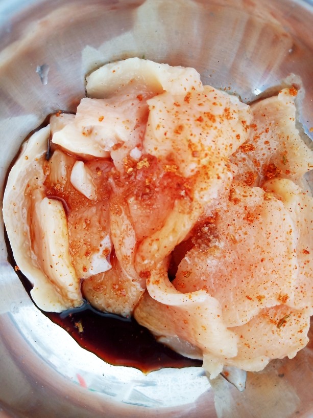 辣炒银耳,一块<a style='color:red;display:inline-block;' href='/shicai/ 101'>鸡胸肉</a>切小片，加入<a style='color:red;display:inline-block;' href='/shicai/ 829'>十三香</a>，<a style='color:red;display:inline-block;' href='/shicai/ 718'>料酒</a>，<a style='color:red;display:inline-block;' href='/shicai/ 788'>生抽</a>，<a style='color:red;display:inline-block;' href='/shicai/ 721'>蚝油</a>，食盐腌制一下。