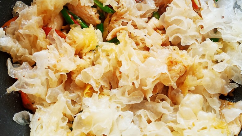 辣炒银耳,加入一勺生抽,少许鸡精调味。