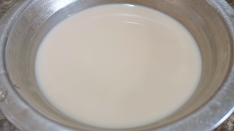 芒果双皮奶,上锅小火煮热,不要煮开,大概50度这样子,再关火取出