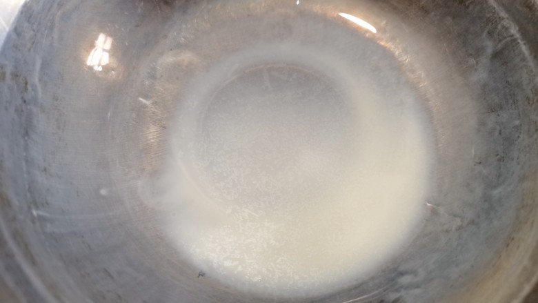 芒果双皮奶,碗底要留少许的牛奶,不要全部倒完了,要不然等会儿就不好操作了,这样以便撑起表面的一层奶皮