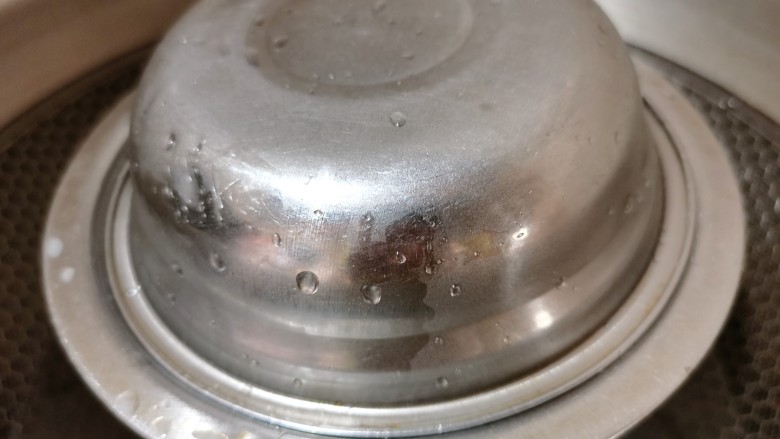 芒果双皮奶,上面盖一个碗,再上锅蒸15分钟左右关火焖两分钟