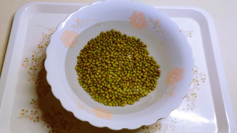 红枣绿豆汤,用清水浸泡2个小时。