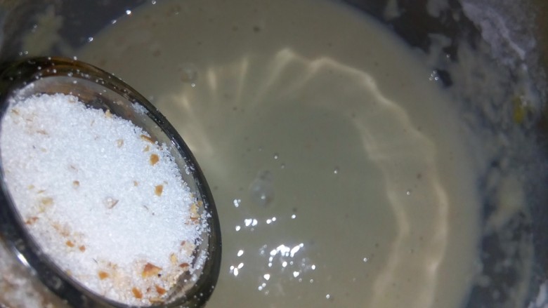 青瓜烙,分次加水拌匀,加柚子盐调匀。