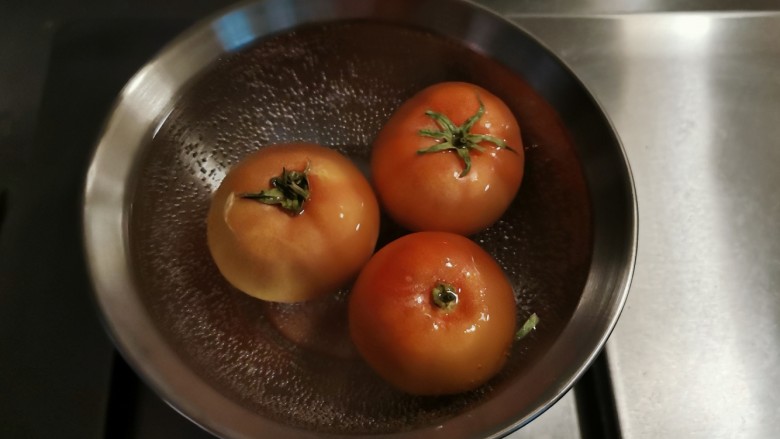 煎西红柿,<a style='color:red;display:inline-block;' href='/shicai/ 3551'>西红柿</a>放入开水中汆烫,易于剥皮。