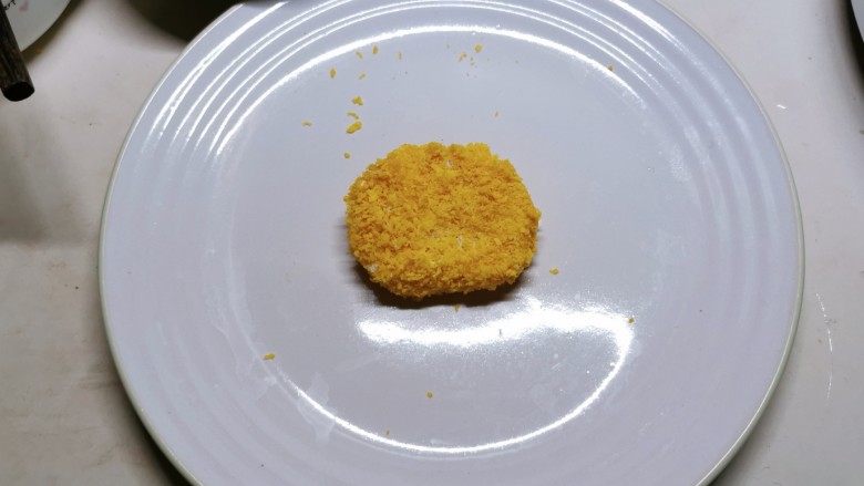 煎西红柿,按压紧实,依次全部做好备用。