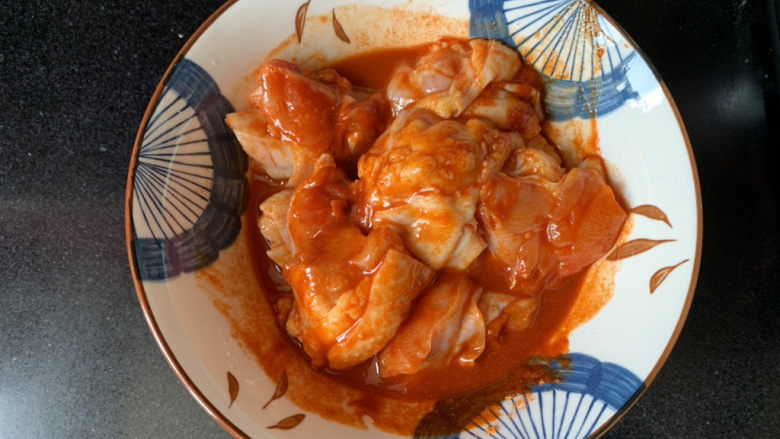 皮脆肉嫩出炉秒光奥尔良脆皮烤翅根,抓匀腌制三小时,鸡翅根太厚的,背部用刀打花刀方便入味