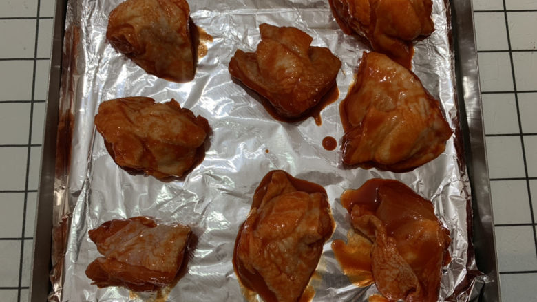 皮脆肉嫩出炉秒光奥尔良脆皮烤翅根,烤盘铺上锡纸,放上腌制好的鸡翅根