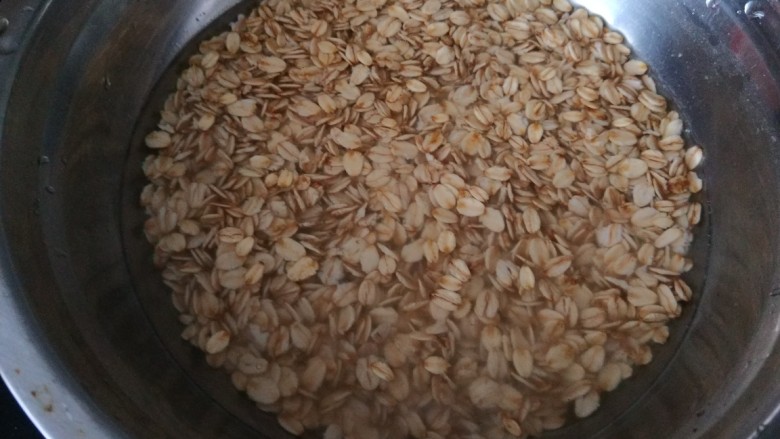 低脂燕麦饼,凉水冲洗一下,再加入少量水