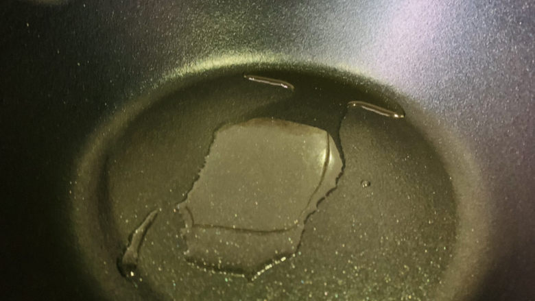苦瓜摊鸡蛋,热锅,加食用油
