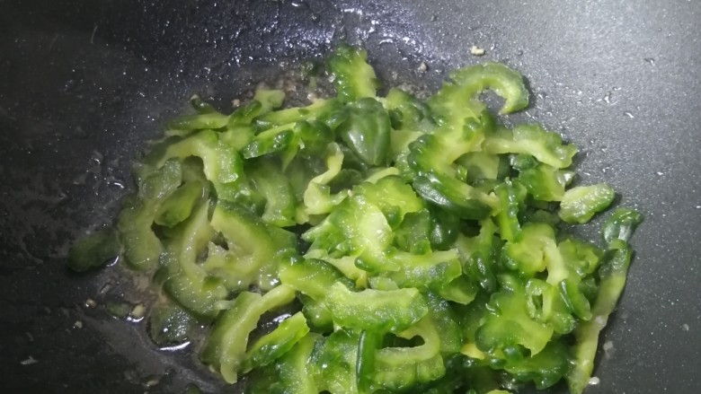 家常炒肉片,重新加入油,加入苦瓜