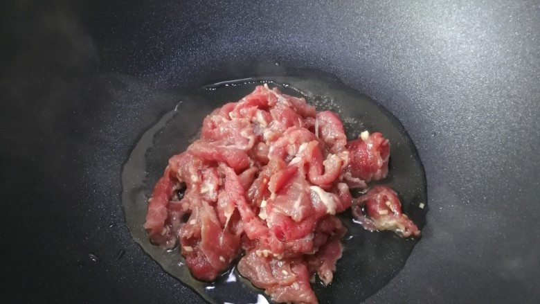 家常炒肉片,加入肉片