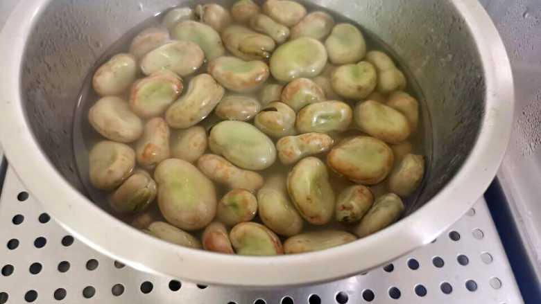 蚕豆糕,蒸好的样子,很烫呦