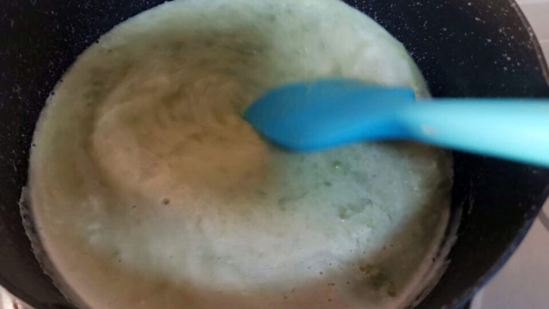 蚕豆糕,搅拌均匀,煮至浓稠状