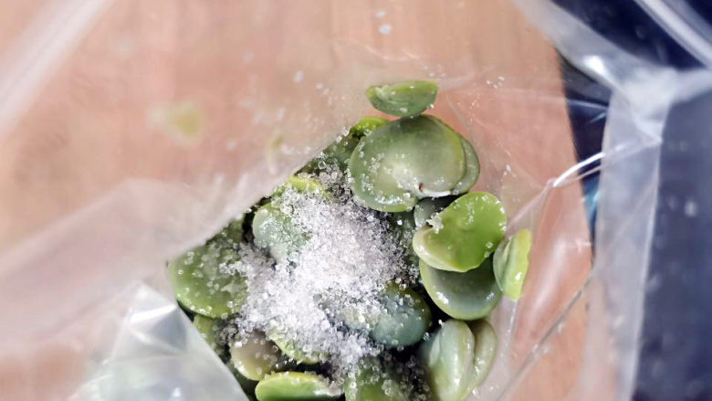 蚕豆糕,蚕豆放入袋中,加糖