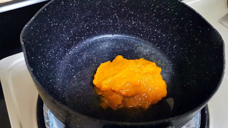 蚕豆糕,锅中50克水,寒天粉10克煮开,加入南瓜泥