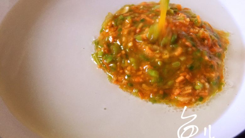 苦瓜摊鸡蛋,油锅烧热,倒入鸡蛋液