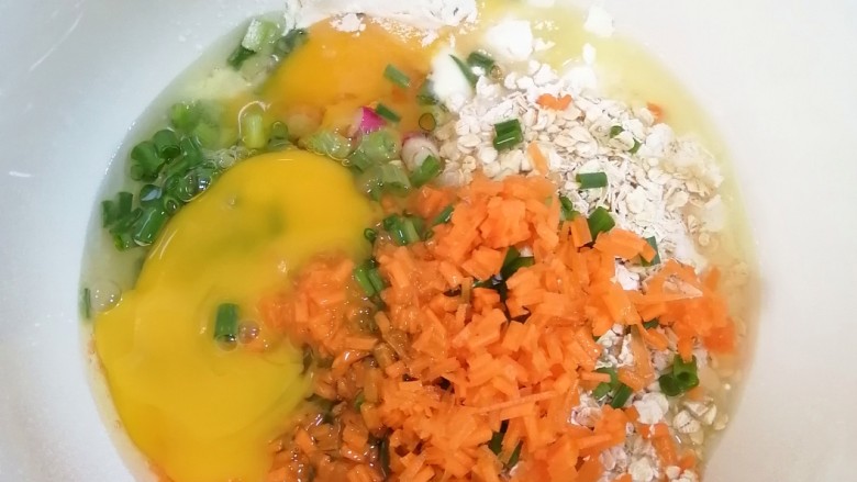 低脂燕麦饼,加入葱花、胡萝卜丁,再打入<a style='color:red;display:inline-block;' href='/shicai/ 9'>鸡蛋</a>