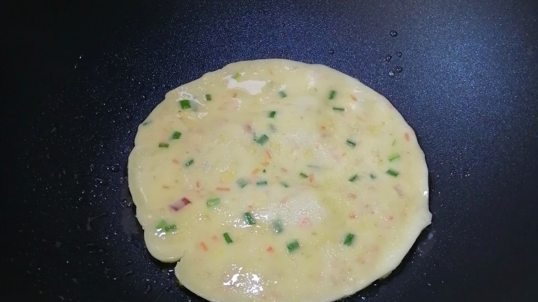 低脂燕麦饼,翻面,煎至鼓起大泡泡,便表明熟了,注意多翻两次,避免煎糊了