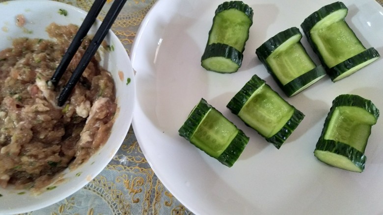 黄瓜酿肉,准备好肉馅和黄瓜,开始填肉馅,入开水锅蒸15分