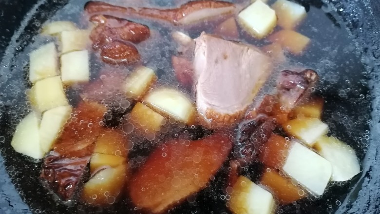 土豆焖鸭,加入适量水将土豆焖一会
