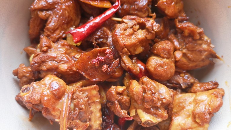土豆焖鸭,将炒好的鸭腿块倒入砂锅。