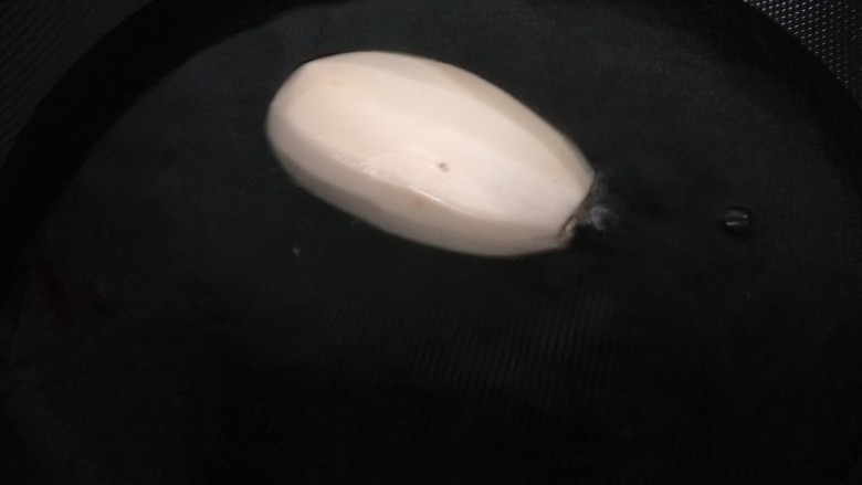 茄汁藕片,放入锅中整个煮熟。