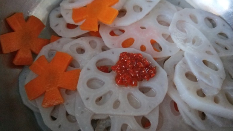 茄汁藕片,加入鸡精,白<a style='color:red;display:inline-block;' href='/shicai/ 10588'>糖</a>。