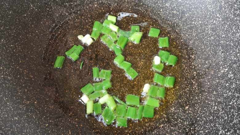 茄汁藕片,炒锅内倒适量的食用油烧热,下入小葱炒香。