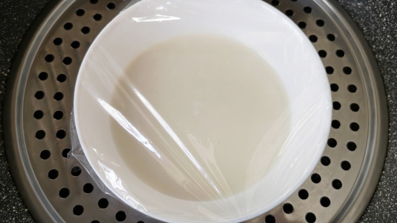 芒果糯米糍,盖上保鲜膜,放入蒸锅蒸20分钟。