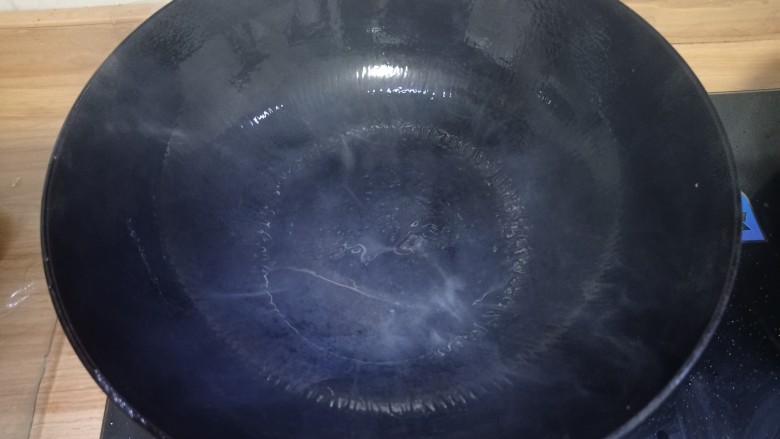 土豆焖鸭,锅中热油,热至冒烟,把油倒出,重新倒入冷油,这样就不会粘锅了