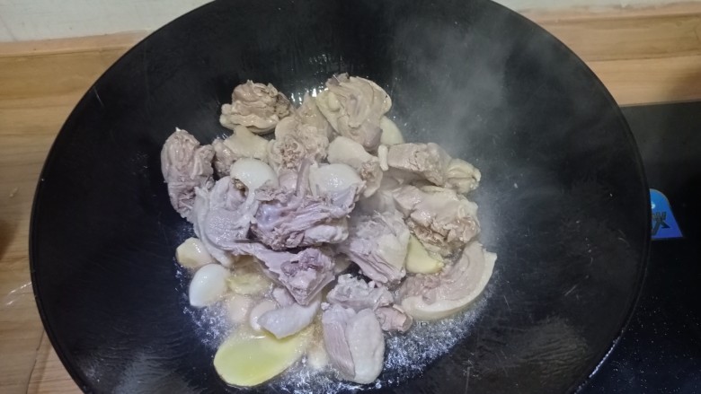 土豆焖鸭,放入鸭肉,大火翻炒炒出油