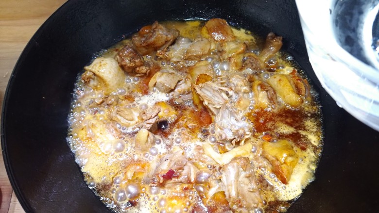 土豆焖鸭,加入适量清水,没过鸭肉,大火煮开