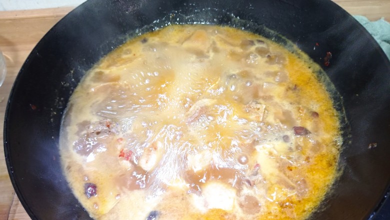 土豆焖鸭,大火煮开后,调小火焖至半小时