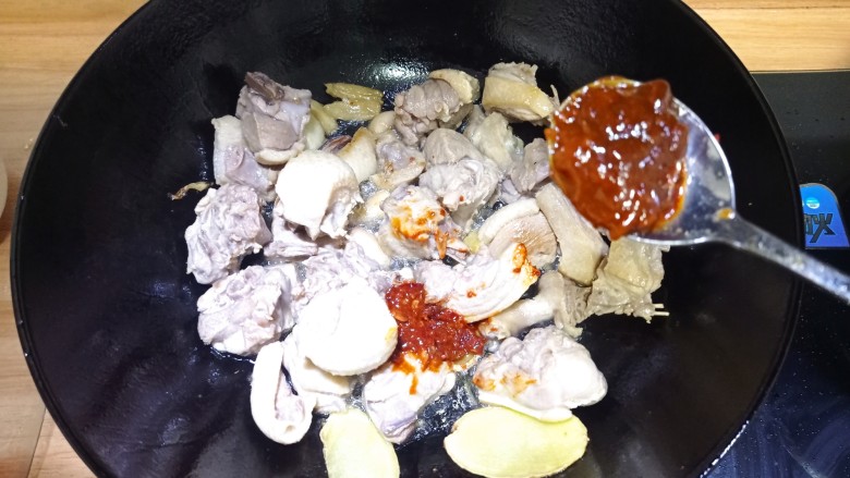 土豆焖鸭,调小火,放入<a style='color:red;display:inline-block;' href='/shicai/ 4510'>黄豆酱</a>,祁县豆瓣酱