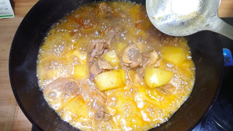 土豆焖鸭,大火煮开,直至收汁即可