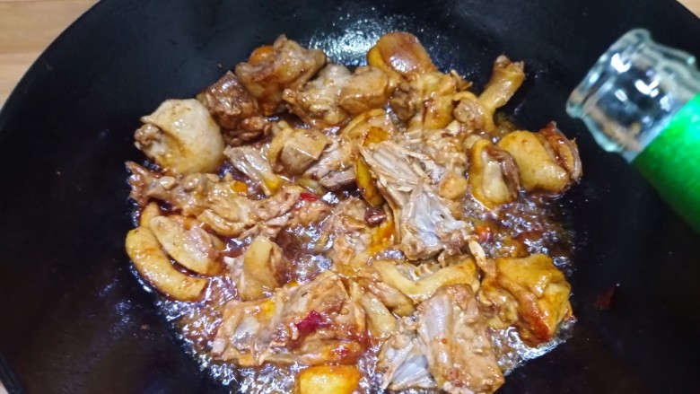 土豆焖鸭,加入<a style='color:red;display:inline-block;' href='/shicai/ 897'>啤酒</a>,半瓶就可以了
