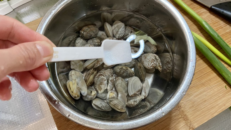 虾皮丝瓜汤➕花蛤虾皮丝瓜汤,加半茶匙食盐,浸泡一小时吐沙