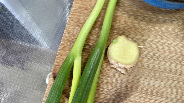 虾皮丝瓜汤➕花蛤虾皮丝瓜汤,姜搓洗干净,小葱择好洗净