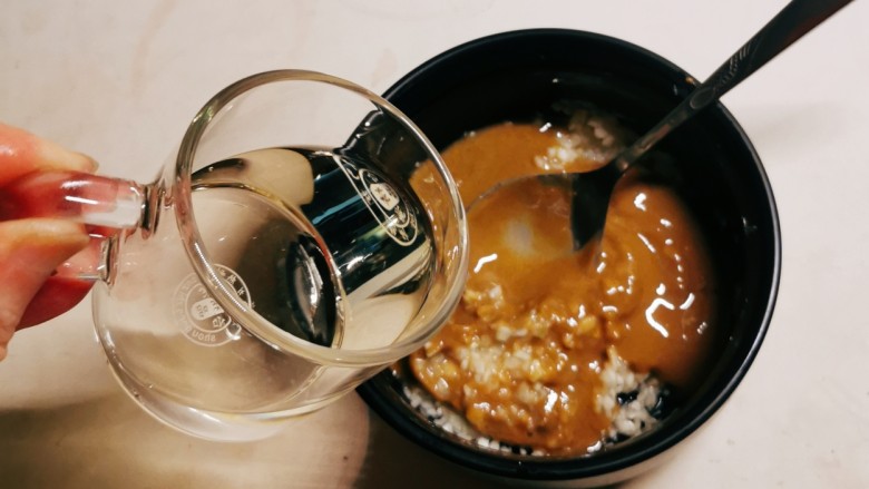 蒜泥拌豆角,蒜泥中加入<a style='color:red;display:inline-block;' href='/shicai/ 701'>芝麻酱</a>,加入15克纯净水稀释。