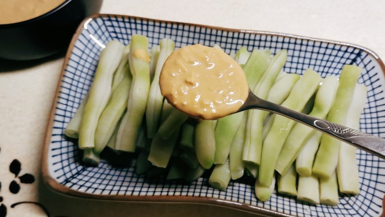 蒜泥拌豆角,浇上之前调好的蒜泥料汁。