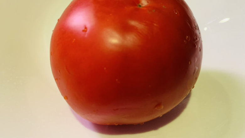 煎西红柿,<a style='color:red;display:inline-block;' href='/shicai/ 3551'>西红柿</a>一个,洗净表面