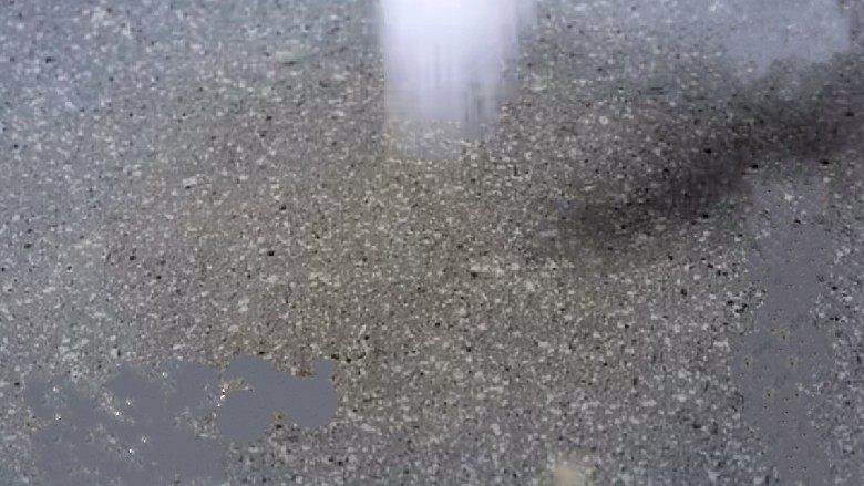 虾皮拌芹菜,锅中加入适量水烧开,加入一勺盐。