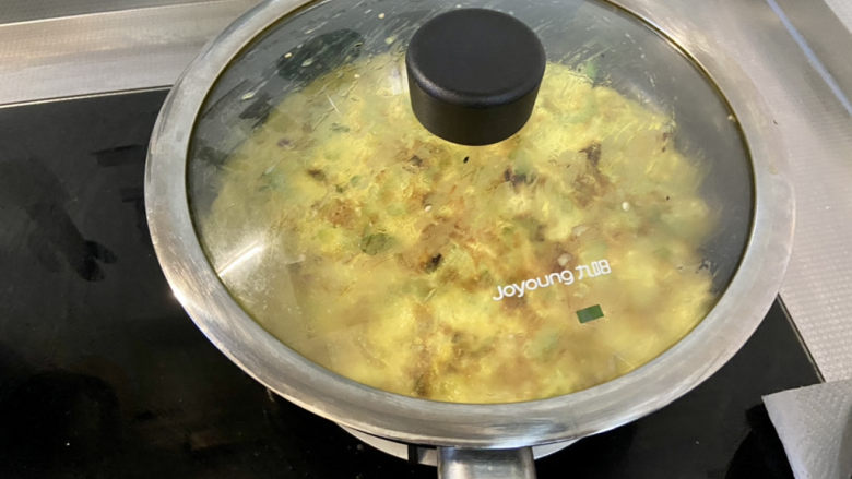 苦瓜摊鸡蛋,加盖,小火煎焖一分钟,即可关火出锅